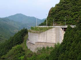 崖っぷちを行く県道19号