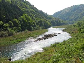 粟生付近の有田川