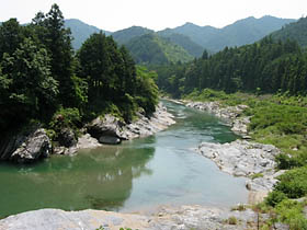 向粥見付近の相津川