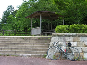 峠の東屋にて