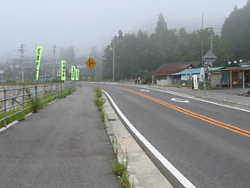 朝霧に煙る国道33号