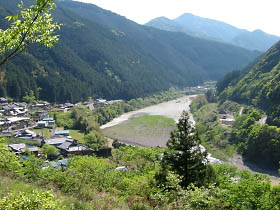 打尾付近より日高川を見下ろす