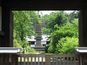 般若寺山門より十三重石塔を望む