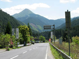 木津付近より高見山を望む