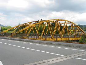 道の駅を過ぎてこの黄色い橋を渡る