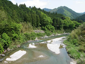 本郷の橋から見た櫛田川